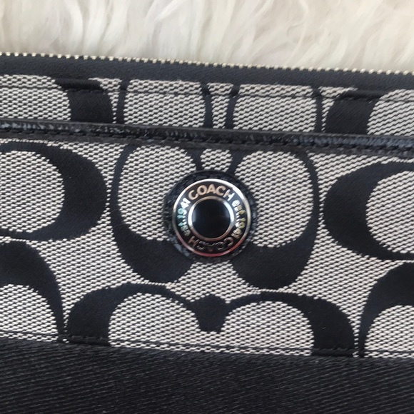Coach wristlet black with patent leather trim - Picture 2 of 8